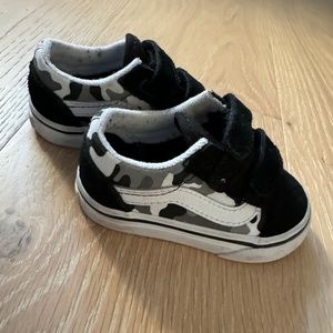 Vans Toddler Velcro shoe (size 4C)